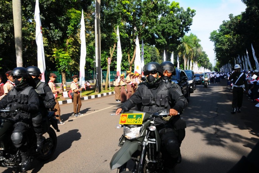 Prajurit TNI mengawal kepala negara peserta KAA ke-60.