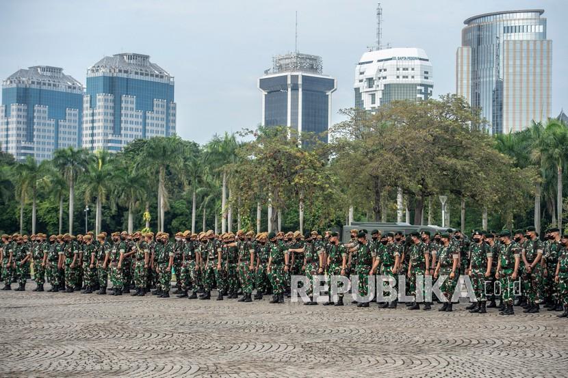 Prajurit TNI mengikuti apel gabungan gelar pasukan di lapangan Monas, Jakarta, Senin (11/4/2022). Apel tersebut dilaksanakan dalam rangka pengamanan aksi unjuk rasa BEM SI.
