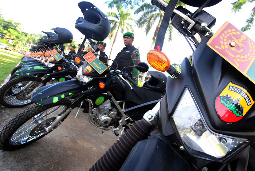 Prajurit TNI mengikuti apel Gelar Pasukan Operasi Lilin Toba 2015 di Lapangan Merdeka Medan, Sumatera Utara, Rabu (23/12). 