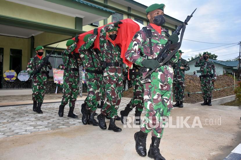 Prajurit TNI mengusung peti jenazah Serda Anumerta Miskel Rumbiak saat prosesi upacara pelepasan di lapangan Yon Zipur 20 PPA Sorong, Kabupaten Sorong, Papua Barat, Jumat (21/1/2022). Serda Anumerta Miskel Rumbiak dari Yon Zipur 20/PPA menjadi korban meninggal dunia usai kontak senjata dengan Kelompok Kriminal Bersenjata (KKB) Maybrat saat perjalanan misi kemanusiaan menuju lokasi pembangunan jembatan di Distrik Aifat Timur Kabupaten Maybrat. 