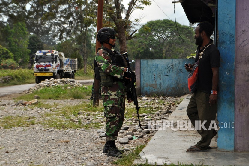 Prajurit TNI menyapa warga saat melakukan paroli di Wamena,Papua. Kelompok separatis masih gencar menyasar aparat keamanan.