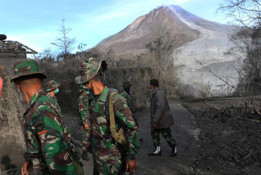  Prajurit TNI menyisir kawasan yang terkena dampak awan panas erupsi Gunung Sinabung di Desa Gamber, Karo, Sumatra Utara,  Ahad (22/5). (Antara/Irsan Mulyadi)