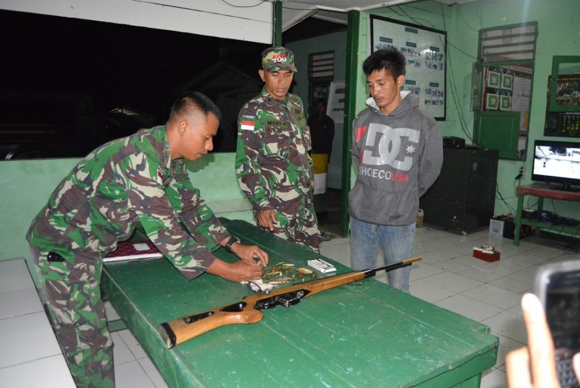 Prajurit TNI menyita senjata rakitan milik warga.