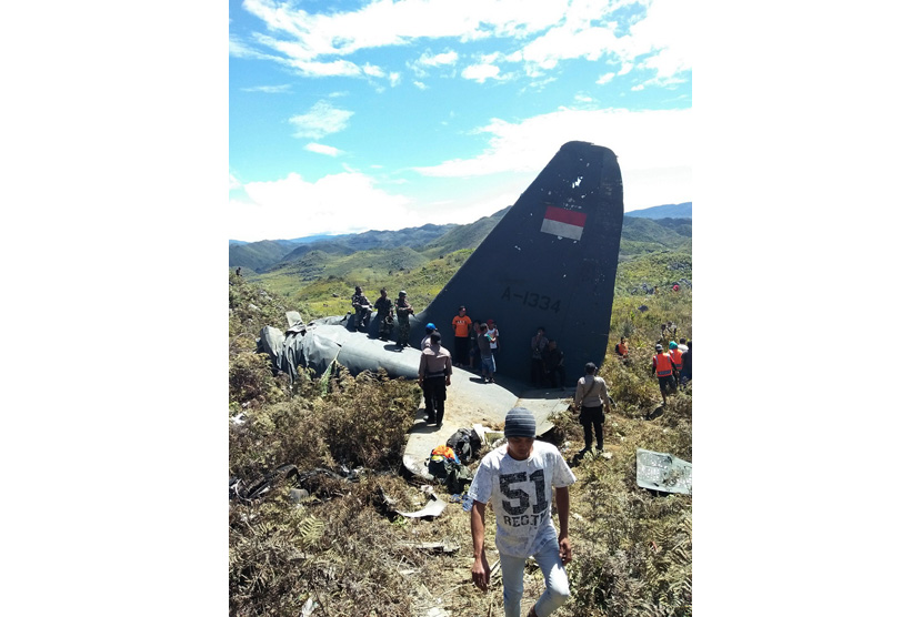 Prajurit TNI, Polri dan warga berada di puing pesawat Hercules yang jatuh di kawasan Gunung Lisuwa, Kampung Maima, Distrik Minimo, Kabupaten Jayawijaya, Minggu (18/12).