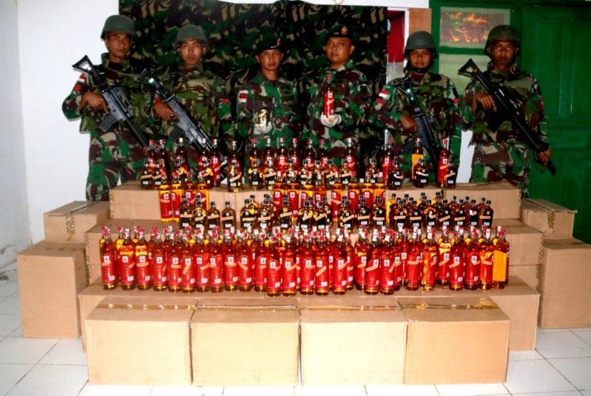 Prajurit TNI Satgas Yonif MR 411/Pandawa Kostrad, berhasil mengamankan 2.040 botol miras illegal di perbatasan Republik Indonesia – Papua Nugini (RI-PNG), tepatnya di depan Pos Samleber, Distrik Sota, Kabupaten Merauke, Papua, Jumat malam (30/8/2019).   