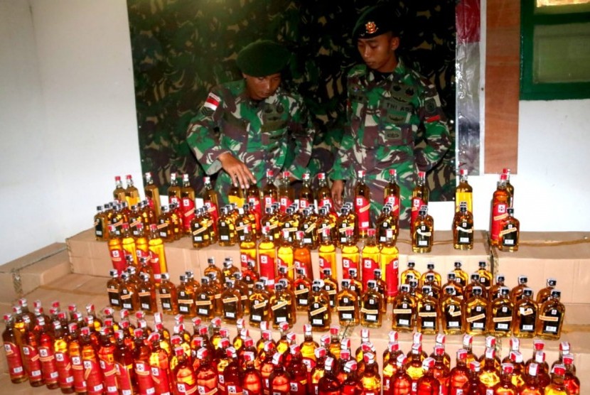Prajurit TNI menyita miras hasil selundupan (ilustrasi).