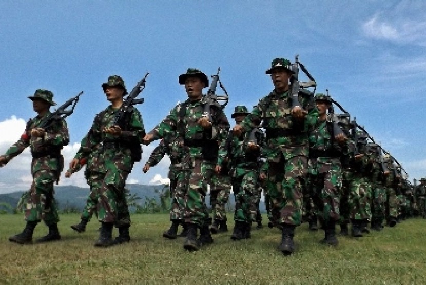 Para prajurit TN mengajar anak-anak SD di Mamberamo Raya Papua. Ilustrasi prajurit TNI.