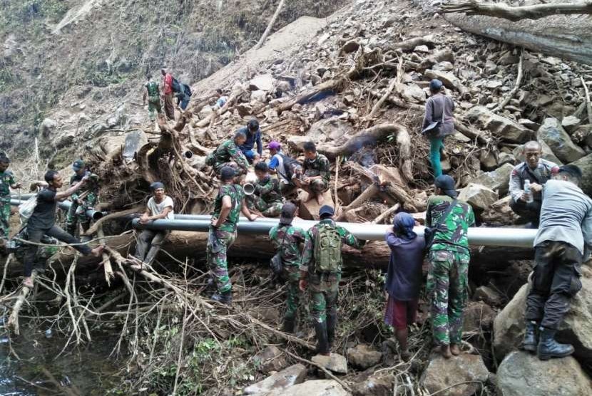 Prajurit TNI turut membantu warga Lombok memperbaiki instalasi air bersih yang rusak dan tertimbun material longsor pascagempa bumi di Lombok, Nusa Tenggara Barat, beberapa waktu lalu. 