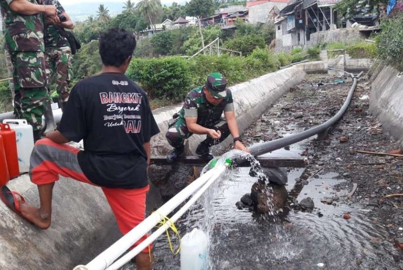 Prajurit TNI turut membantu warga Lombok memperbaiki instalasi air bersih yang rusak dan tertimbun material longsor pascagempa bumi di Lombok, Nusa Tenggara Barat, beberapa waktu lalu. 