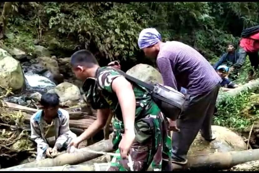 Prajurit TNI turut membantu warga Lombok memperbaiki instalasi air bersih yang rusak dan tertimbun material longsor pascagempa bumi di Lombok, Nusa Tenggara Barat, beberapa waktu lalu. 