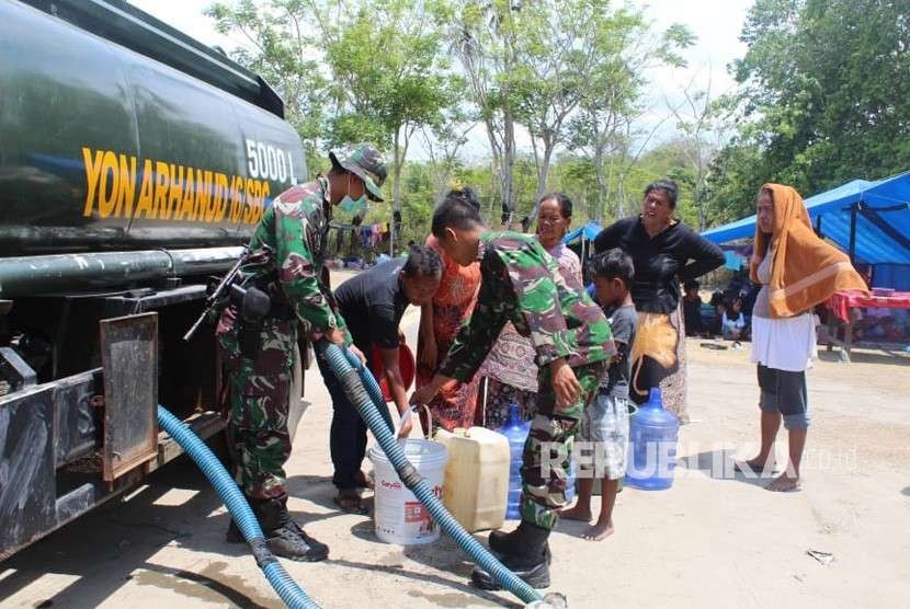 Prajurit TNI yang tergabung dalam Komando Tugas Gabungan Terpadu (Kogasgabpad) membantu mendistribusikan air bersih ke tempat pengungsian warga di Jalan Veteran, Kelurahan Tanah Modindi, Kecamatan Mantikulores, Kota Palu, Rabu (10/10).