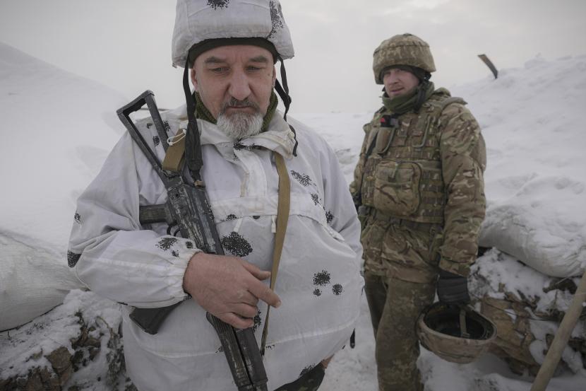 Prajurit Ukraina berdiri di parit di garis depan di daerah Luhansk, Ukraina timur, Kamis, 27 Januari 2022. 