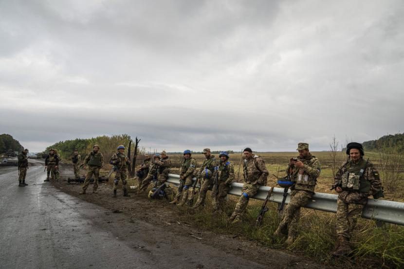 Prajurit Ukraina beristirahat di bekas posisi Rusia di daerah yang baru saja direbut kembali di Izium, Ukraina, Jumat, 16 September 2022.