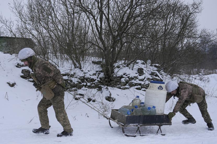 Prajurit Ukraina membawa pasokan air untuk posisi terdepan di garis depan di daerah Luhansk, Ukraina timur, Kamis, 27 Januari 2022. 