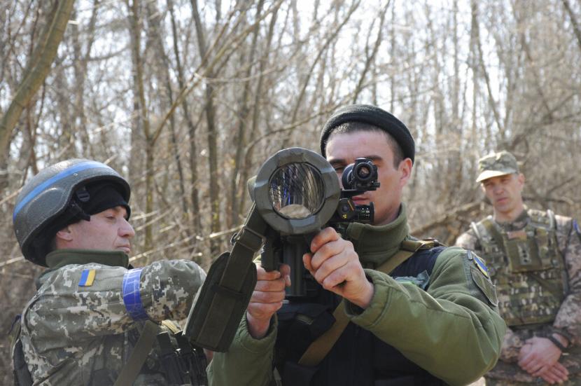 Prajurit Ukraina mempelajari sistem senjata yang diluncurkan dari bahu Swedia Carl Gustaf M4 selama sesi pelatihan di dekat Kharkiv, Ukraina, 7 April 2022. 