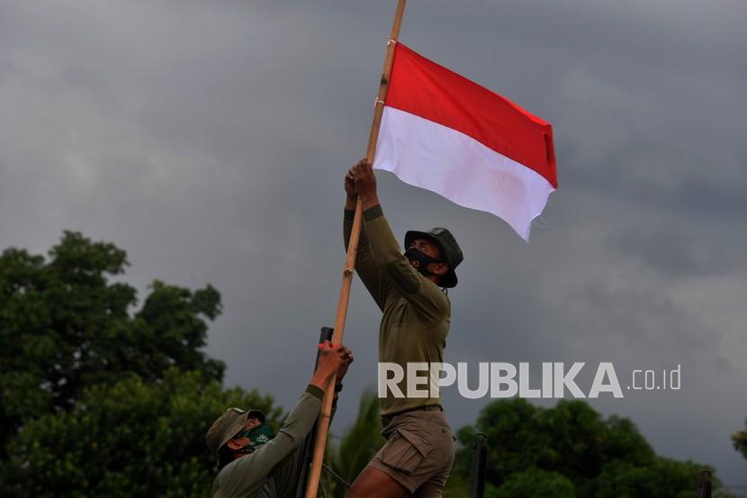 Ilustrasi. Prajurit Yon Taifib 2 Marinir TNI AL mengibarkan bendera merah putih setengah tiang di posko mereka di Pelabuhan Tanjung Wangi, Banyuwangi, Jawa Timur, Senin (25/4/2021). Warga Kepri Diminta Kibarkan Bendera di Hari Kesaktian Pancasila