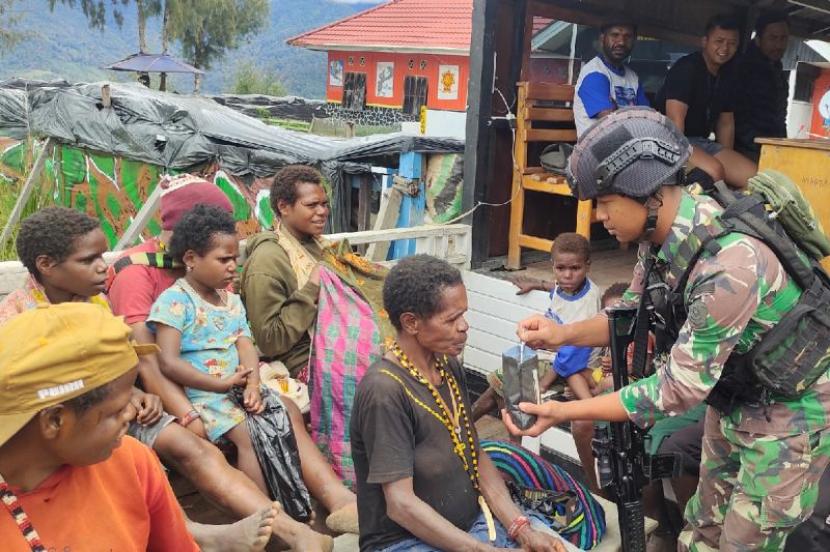 Prajurit Yonif 330/TD membantu warga yang mengungsi ke posnya di Mamba, Sugapa, Kabupaten Intan Jaya, Papua Tengah.