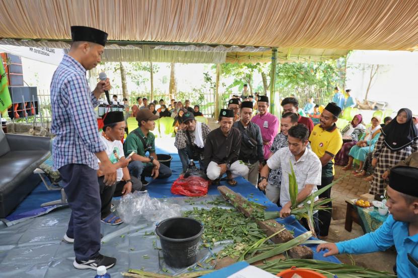 Praktik cara membuat silase dari rumput gajah dan pupuk kompos dari kotoran kambing. 