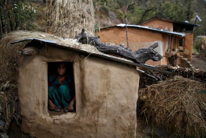 Praktik chauupadi atau mengasingkan perempuan yang sedang menstruasi atau haid di sebuah gubuk di Nepal. 