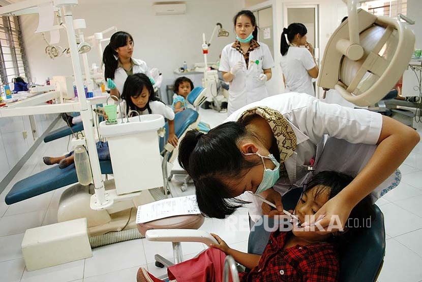 Praktik mahasiswa kedokteran gigi Universitas Padjadjaran.