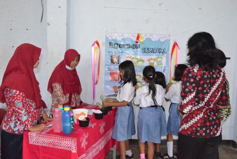 Praktik media pembelajaran Jemuran Gembira yang diajarkan mahasiswa-mahasiswa PGSD Universitas Negeri Yogyakarta (UNY) Wates.