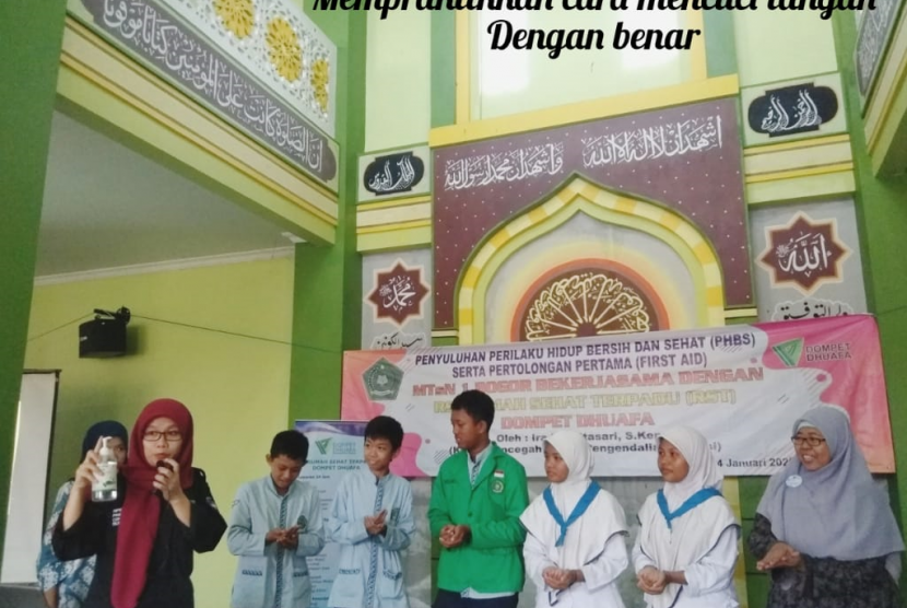 Praktik mencuci tangan dengan benar