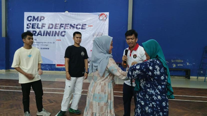 Praktik pelatihan pertahanan diri atau self defense di Kabupaten Bogor, Jawa Barat. 