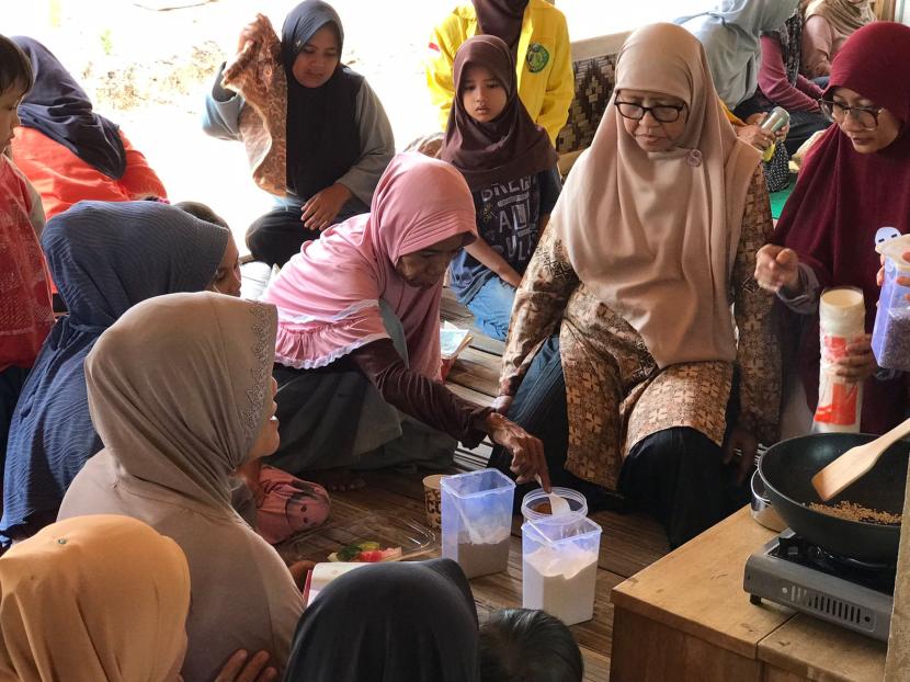 Praktik penyeduhan kopi biji hanjeli di tengah masyarakat suku Baduy Desa Bojong Menteng Lebak, Banten, beberapa waktu lalu.