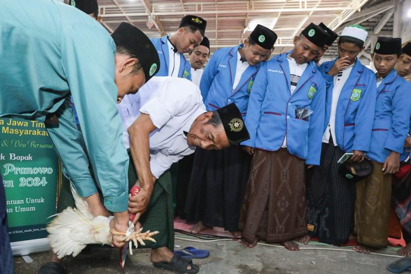 Praktik sembelih hewan sesuai syariat islam di Pondok Pesantren Internasional Al-Illiyin, Desa Sumberwaru, Wringinanom, Gresik, Jawa Timur (Jatim).