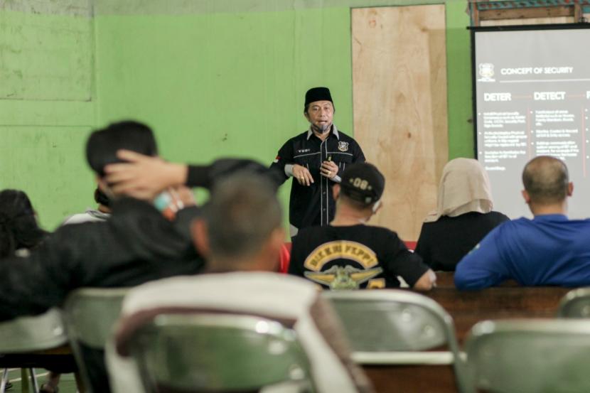 Praktisi dan pakar security system Yudi Sufredi SH CCTP tengah memberi pembekalan kepada Relawan Taruna Response Team di GOR Taruna Parahyangan RW 02, Kelurahan Pasirendah, Kecamatan Ujungberung, Kota Bandung, Sabtu (20/6).