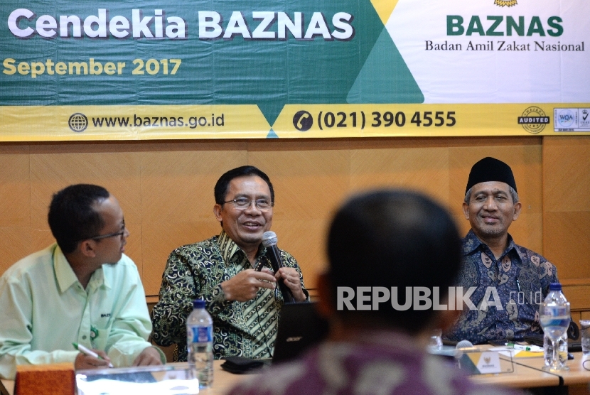 Praktisi Pedidikan Dr Rimbawan (tengah) memberikan paparan materi bersama Pakar Pendidikan Islam KH Ahsin Sakho (kanan) dan moderator Rico Juni Artanto saat kelas Diskusi Program Pembinaan Penerima Beasiswa Cendekia BAZNAS di Jakarta, Rabu (27/9).