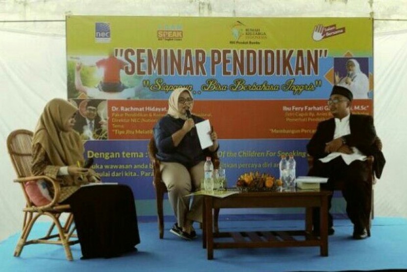 Praktisi pendidikan anak, Fery Baswedan (tengah), memberikan materi dalam seminar pendidikan 