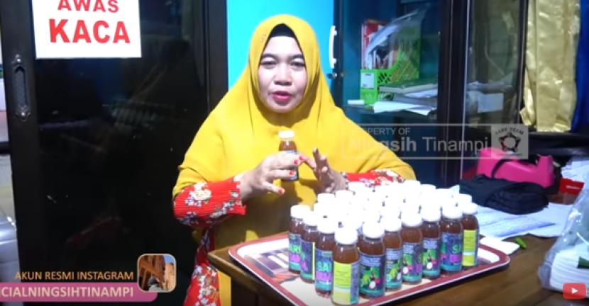 Praktisi pengobatan tradisional Ningsih Tinampi. Selain Ningsih, sosok yang juga viral dengan pengobatan alternatif sebelum Ida Dayak yakni Ponari dan Umi Zubaidah.