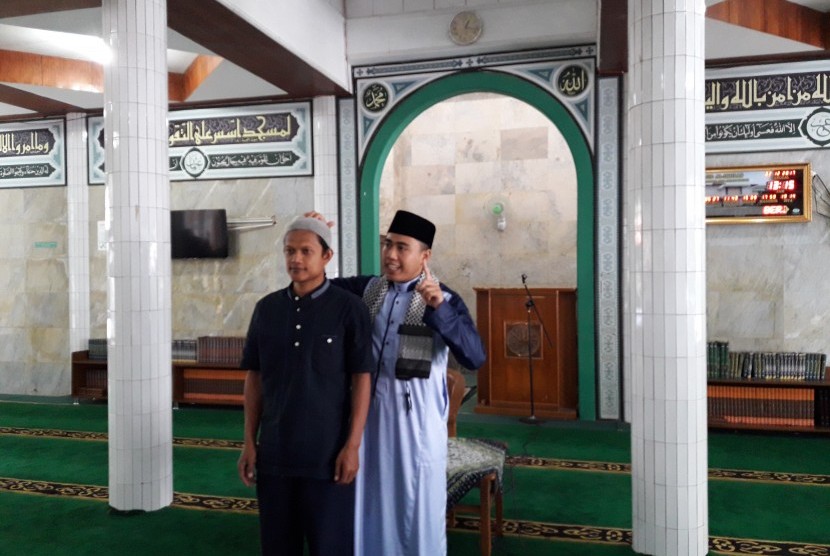 Praktisi ruqyah syar'iyah Ustaz Azimam Aulia Rahman Lc (kanan) mencontohkan cara melakukan ruqyah.