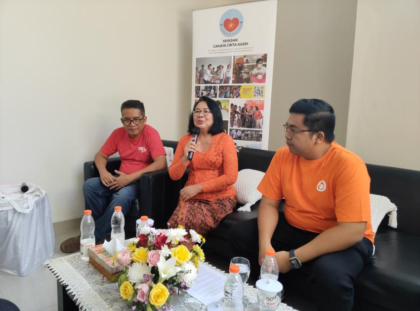 Praktisi spiritual modern, Arsaningsih (tengah) bersama dr Rastho Mahotama (kanan) dalam konferensi pers Talkshow Bedah Karma dan Meditasi di Gedung Kononia UKDW, Yogyakarta, Ahad (9/6/2024).