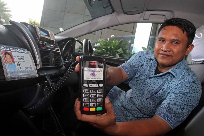Pramudi Blue Bird mencoba EDC Bank Mandiri di taksi Blue Bird di Jakarta, Senin (5/5). 