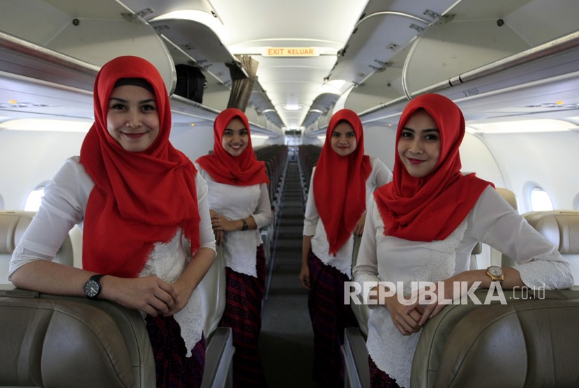 Pramugari maskapai Batik Airline dengen rute penerbangan Sultan Iskandar Muda-Halim Perdana Kusuma menggunakan jilbab di Bandara Halim Perdana Kusuma, Jakarta Timur, Jakarta, Kamis (15/2).