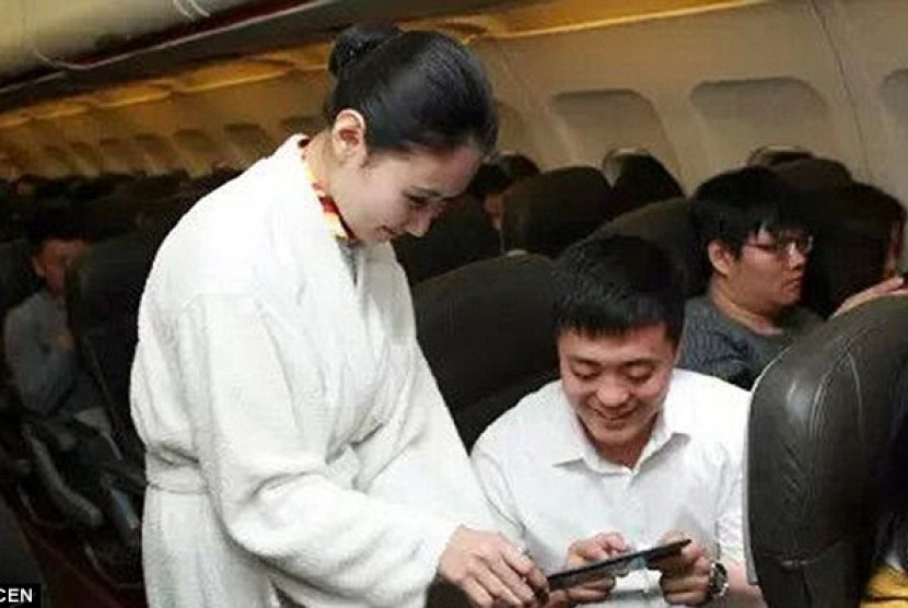 Pramugari Tianjin kampanyekan pentingnya tidur di pesawat dengan menggunakan piyama