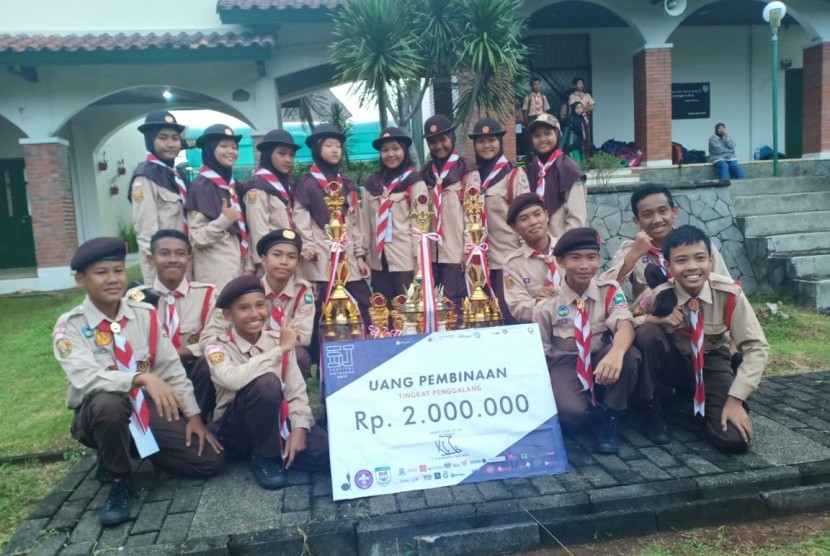 Juara Umum Lomba Pramuka . Pramuka putra putri MTsN 1 Bogor berhasil meraih juara umum di ajang lomba Pramuka bertajuk Festival Dwi Warna di Bogor, Kamis (21/2). 