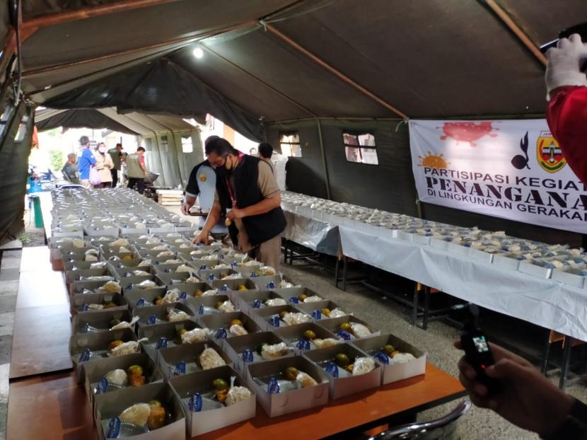 Pramuka Jabar membuat dapur umum menyiapkan 1.000 nasi dus untuk warga terdampak covid-19 tiap hari hingga Lebaran