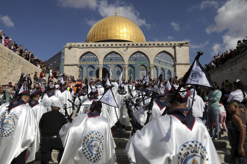 Pramuka Palestina memainkan musik saat perayaan Maulid Nabi Muhammad SAW, di Masjid Kubah Batu di kompleks Masjid Al Aqsa di Kota Tua Yerusalem, Selasa, 19 Oktober 2021.