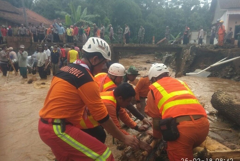 Pramuka Peduli ikut andil dalam penanganan bencana longsor dan banjir di Brebes