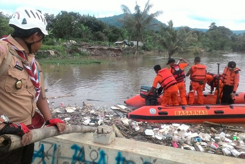 Pramuka turut menjadi bagian dalam masa tanggap darurat banjir bandang di Garut