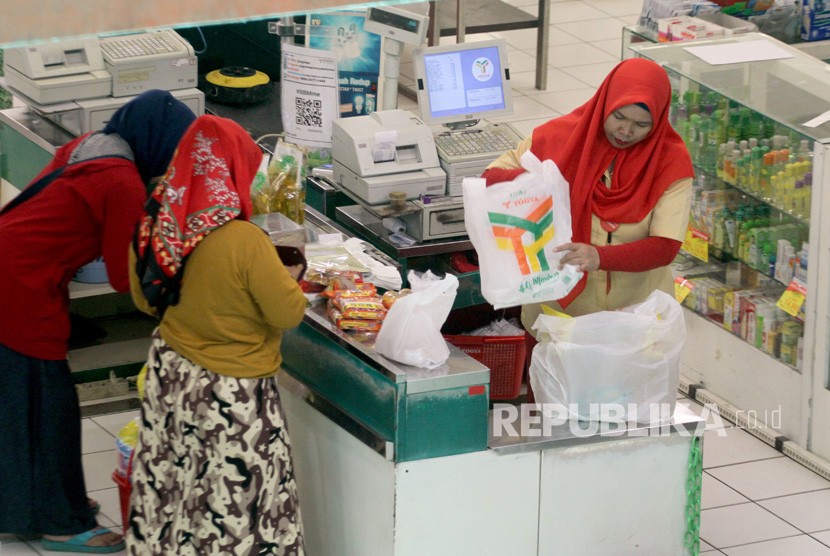 Pramuniaga melayani pembeli di salah satu pusat perbelanjaan di Kota Bogor, Jawa Barat, Rabu (21/11/2018).