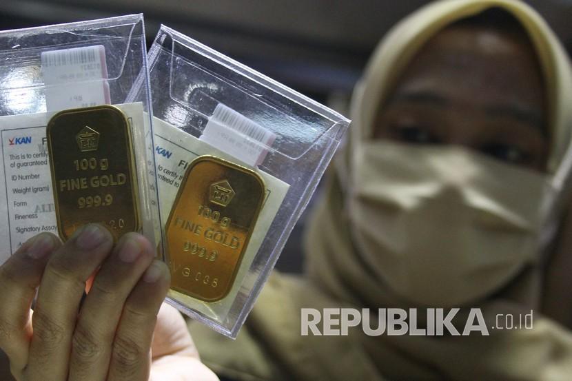 Harga emas PT Antam Tbk pada Selasa naik sebesar Rp 6.000 menjadi Rp 920.000 per gram. Dipantau dari laman Logam Mulia di Jakarta, Selasa (2/6), untuk harga jual kembali (buyback) emas Antam naik Rp 8.000 menjadi Rp 823.000 per gram.