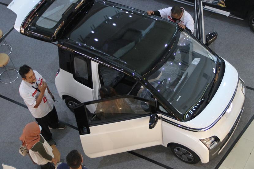 Pramuniaga menunjukkan fitur dari sebuah mobil listrik yang dipajang dalam pameran bertajuk Malang Autoshow 2022 di Hall Malang Olympic Garden, Jawa Timur, Kamis (25/8/2022). Ilustrasi