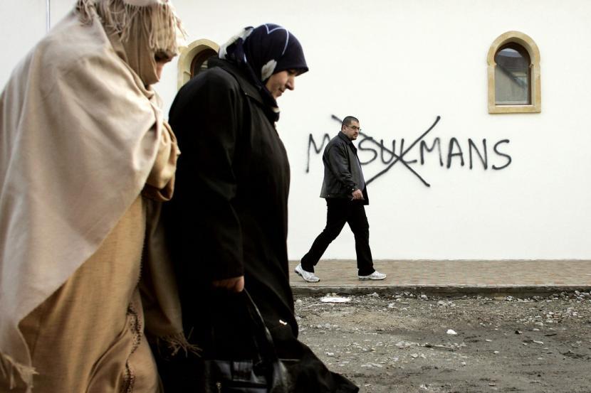  Ilustrasi penghinaan rasial yang dilukis di dinding masjid di kota Saint-Étienne di Prancis tengah.