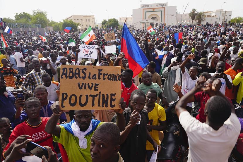 Ribuan orang berunjuk rasa di Ibu Kota Niger, Niamey, menuntut Prancis menarik duta besar dan pasukannya dari negara Afrika Barat tersebut
