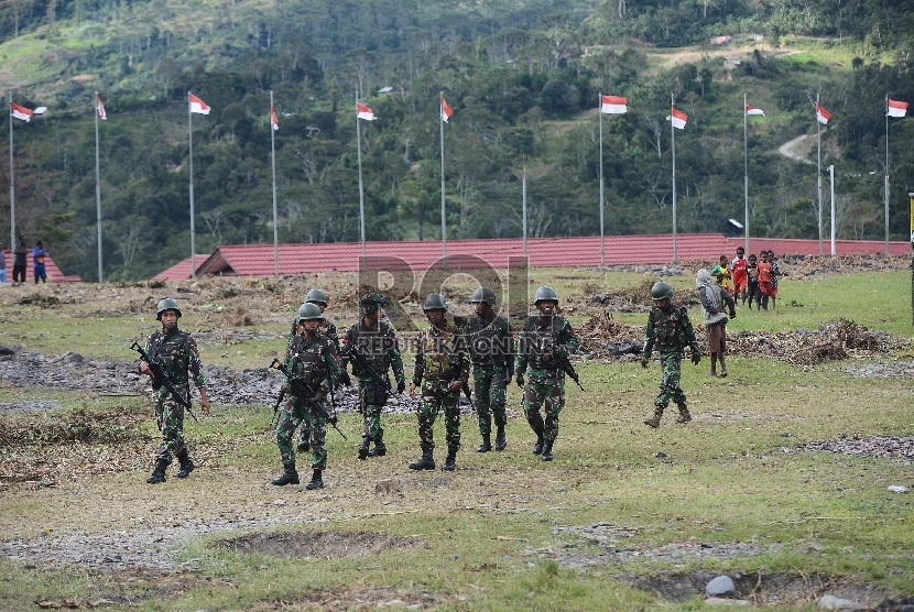  Pranjurit TNI berjaga-jaga di sekitar lokasi kejadian pembakaran kios dan Musholla di Tolikara, Papua, Kamis (23/7).  (Republika/Raisan Al Farisi)