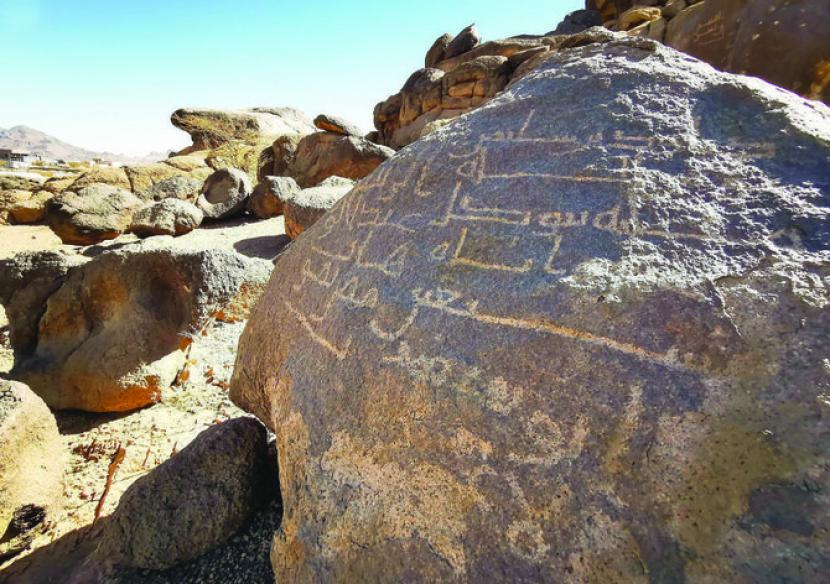 Orang Arab Saudi Belajar Bahasa Kuno, Uraikan Rahasia Peradaban Masa Lalu. Foto:   Prasasti Batu Terbesar Ditemukan di Najran Arab Saudi